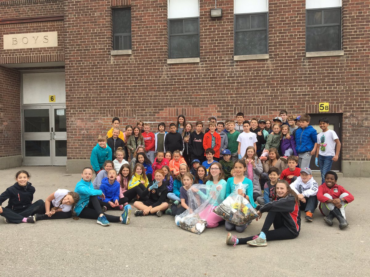 MsAzodi's tweet photo. Bessborough community clean up Day. Helping out the ECO-Club! https://t.co/NpaMlkhcWZ