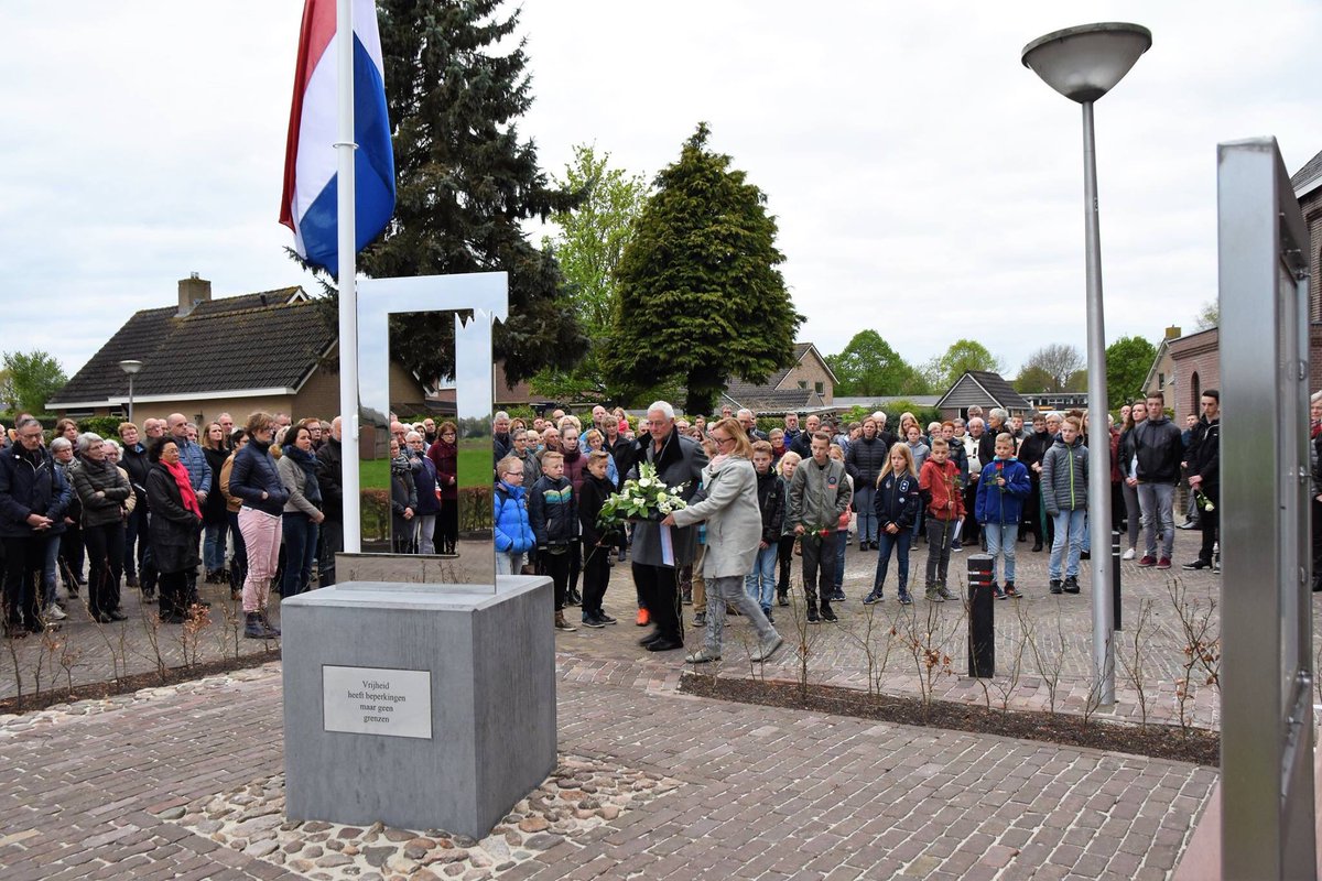AutoAlteveer's tweet photo. 4 mei dodenherdenking bij het vrijheidsmonument in Alteveer/Kerkenveld. @DeWoldenNieuws @alteveerkerkenv @4en5mei @hconline https://t.co/jd9h8IBp8K