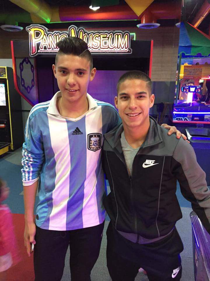 Raul_Jimenez9's tweet photo. Un día me pides una foto! Al otro mi hermano te la pide a ti. Un abrazo y sigue como hasta ahora @DiegoLainez10 https://t.co/aOW3kMFm2v