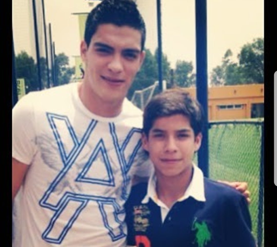 Raul_Jimenez9's tweet photo. Un día me pides una foto! Al otro mi hermano te la pide a ti. Un abrazo y sigue como hasta ahora @DiegoLainez10 https://t.co/aOW3kMFm2v