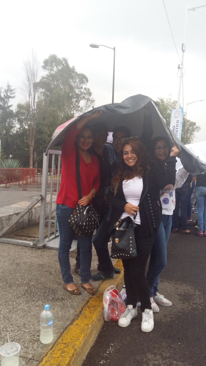 yoli29o's tweet photo. @FeriaPuebla  @_CarlosRivera  como que me merezco una foto estamos aqui desde las 9:00am https://t.co/GV27QqVc0F