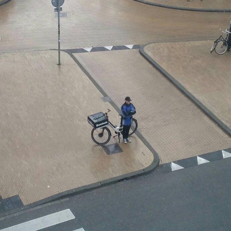 dumpert's tweet image. Domino's koerier on 20:00 in Groningen #werknemervandemaand #dodenherdenking #salarisverhoging #nu ift.tt/2pdKDWe