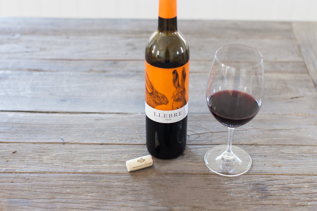 You can find great values #wines in #Spain such as this balanced #Tempranillo blend! #spanishwine #redwine #winelover #wino #thirstythursday