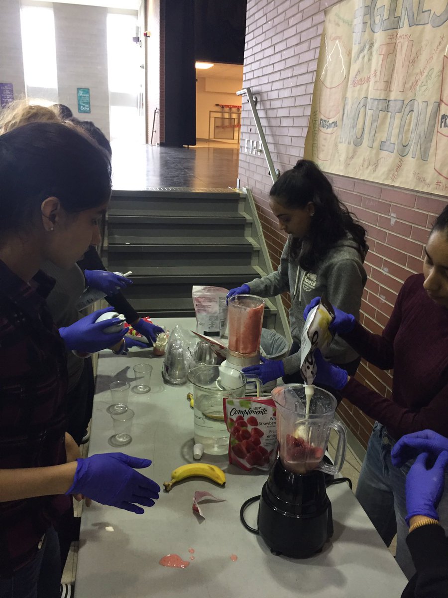 Mrs_Poole15's tweet photo. Education week @SandalwoodH_SS =free smoothies from Gr.11/12Weight Room class. #physicalandmentalhealth @stielli23 @Team_Sabres @badovinacd https://t.co/GIv29U9IBB