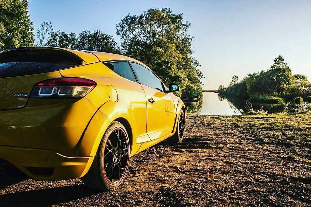 TurboRenault's tweet photo. @tonio_rs -  #Trophy #renault #renaultsport #sirius #meganers #megane3rs #liquidyellow #northernrenault #instaracing #canon #750d  #car #rs… https://t.co/kC8f4bTVZf