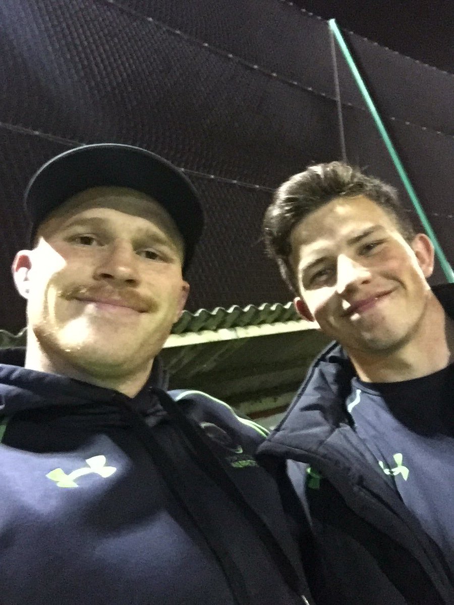 connorbraid's tweet image. Cup hunting with @WorcsWarriors boys at @LondonFloodlit7 - Cup final time! #sausages #sendlungs @WillyB174