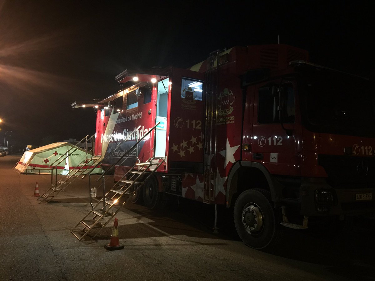 11 dotaciones de #BomberosCM permanecerán toda la noche resfrescando y vigilando la zona afectada por el incendio de #Arganda