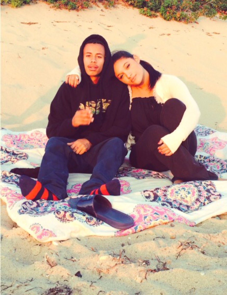 harley_mcgee's tweet photo. 4th summer together💖🌸 https://t.co/TOCHDWRPUn