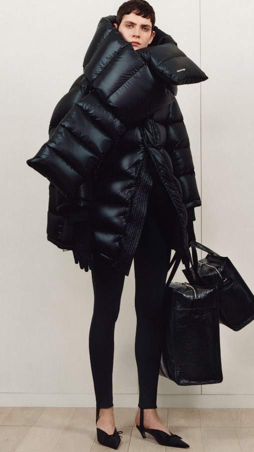 karenkwinter's tweet photo. #obsessed @BALENCIAGA #PreFall17 #goodstyling #perfect #fashion https://t.co/OX1k5XHA48