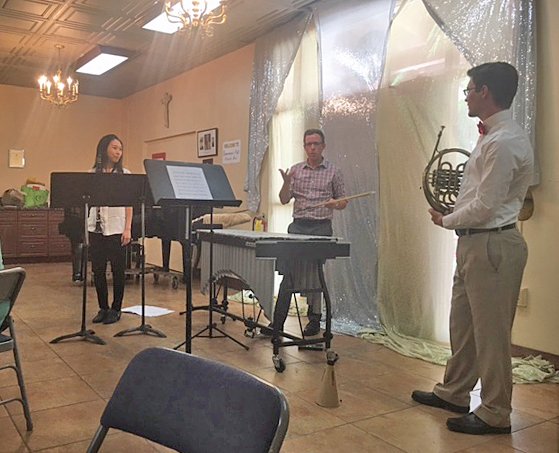 ZsCafe_ChbrMus's tweet photo. Annabelle Hwang, @ericruckerwvu, Jacob DiEdwardo premiered Tim Thompson's "5 for 3" and engaged with the audience afterward. #Event2 #Apr30 https://t.co/EvaE9ZaZar