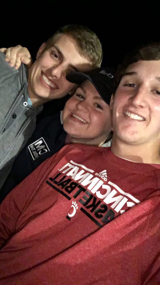 JoeyStJohn_9's tweet photo. Happy birthday @izziemurray12 hope you don't get hit in the head with a laptop today 😬#APESsquad https://t.co/PMFxuDx0ri