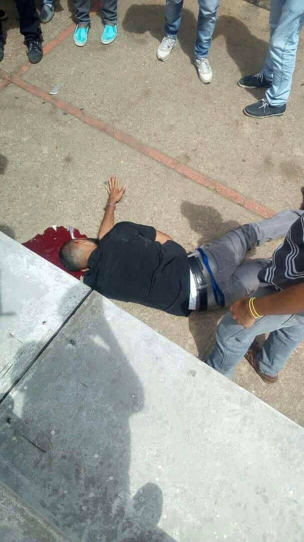 JensserMorales's tweet photo. De tres balazos fue asesinado el presidente de la FCU del #IUTJA en El Tigre, Juan López durante una asamblea estudiantil #4May https://t.co/ijCaztvYMp