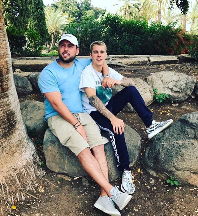 Bieber128002's tweet photo. The best manager in the world and the best singer in the universe I love them both have an amazing talent ... #JustinBBMAs https://t.co/QvsVgCrGRA