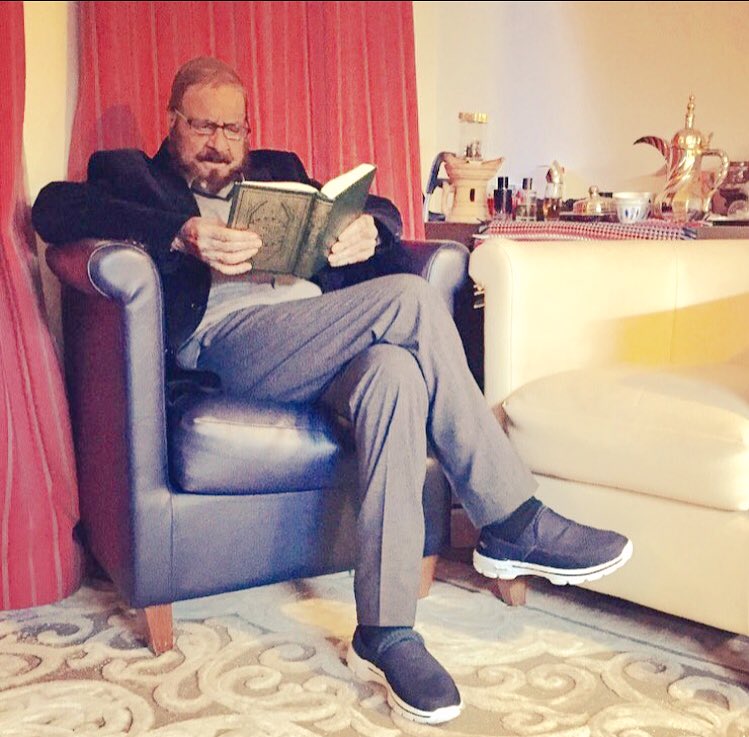 Q8Sulltan's tweet photo. إن رُمت مجداً أو أردت حفاوة
أو كنت ترجو في الحياة نعيما
،
فارفع يقينك نحو ربك مخلصاً
تحيا عظيماً بل تموت عظيما
،
#لافي_العياده_رحمه_الله https://t.co/9L64vgoLEd