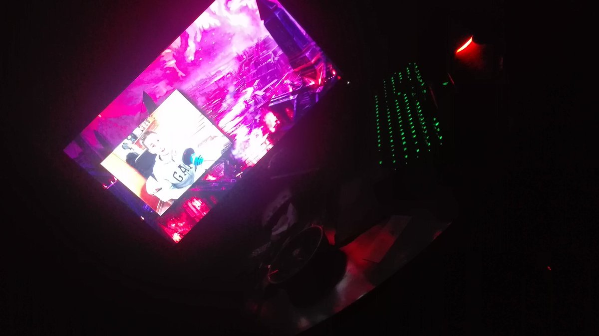 M4ny_Xenomorph's tweet photo. Tumbarte en la cama y ver el último vídeo de @princejaume que ya está averiguando la próxima expansión #ImperioNegro https://t.co/YFAPSinVa1
