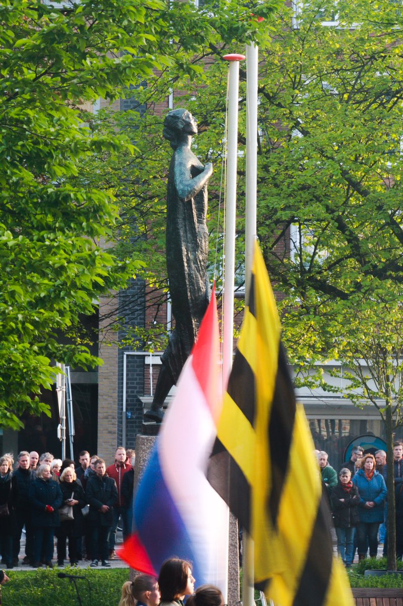Vin_image's tweet photo. #dodenherdenking2017 aan de plantage in #schiedam #dodenherdenking #beeld #4mei https://t.co/FuJd5UbJbf