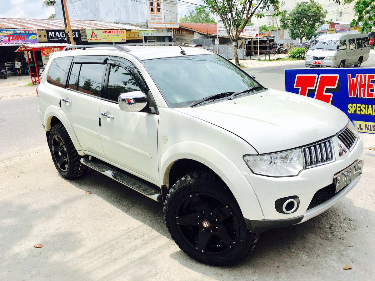 harlim_94's tweet photo. Rock star2 ring 20x9 sitting on Fortuner https://t.co/eSEdVbgMPJ