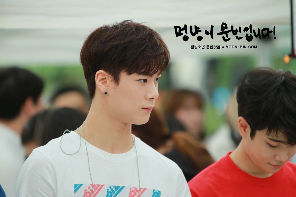 MOONBIN_COM's tweet photo. [#달빛소년][#문빈닷컴]170505 #아스트로 #ASTRO #문빈 #MOONBIN #붙잡았어야해 #어린이날 @offclASTRO 빈이 안뇽?! 😻😻😻😻😻💜💜 https://t.co/xYBSWjxBU7