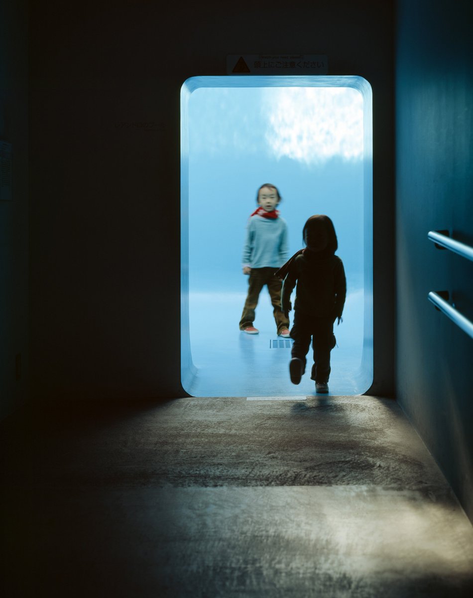 金沢21世紀美術館 お知らせ 本日は展覧会ゾーンが時まで開いております 18時以降のご来館ですと 比較的ゆっくり展示室をまわることができます レアンドロ エルリッヒの スイミング プール も夜観ると雰囲気が変わっておすすめです T