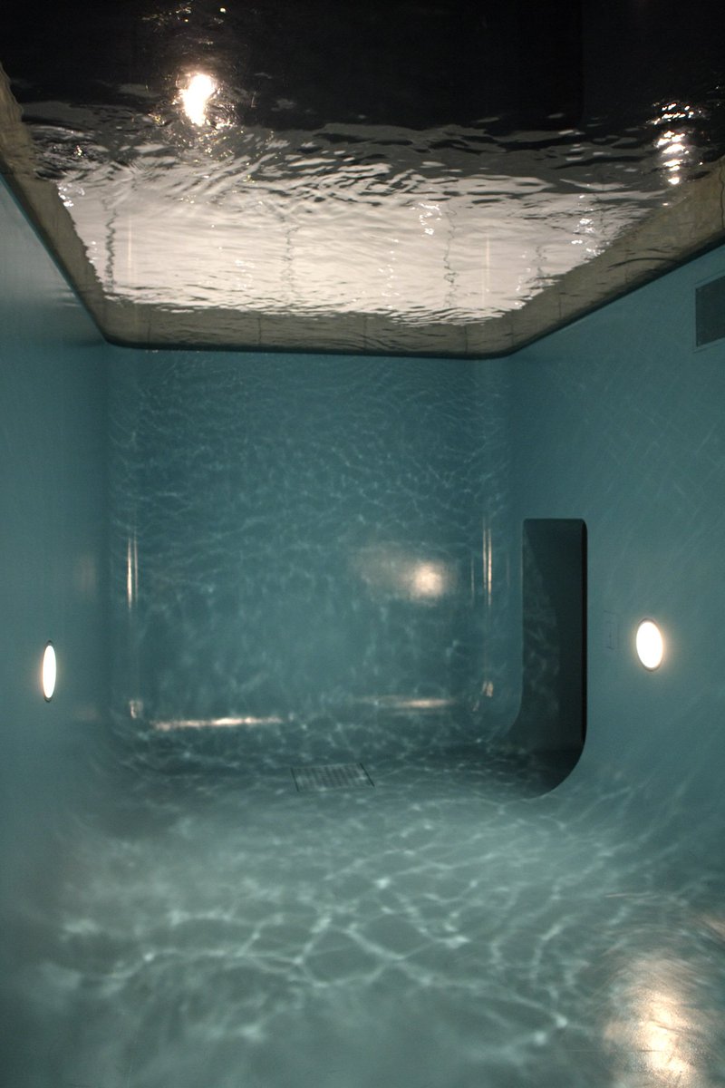 金沢21世紀美術館 お知らせ 本日は展覧会ゾーンが時まで開いております 18時以降のご来館ですと 比較的ゆっくり展示室をまわることができます レアンドロ エルリッヒの スイミング プール も夜観ると雰囲気が変わっておすすめです T