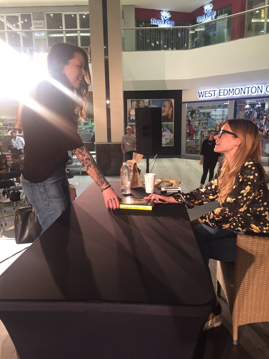 traceadream's tweet photo. I don't tweet a lot but when @kellyoxford comes to visit I must #booksigning #fangirling #loveher #yeg https://t.co/ik8Ijmt1jZ