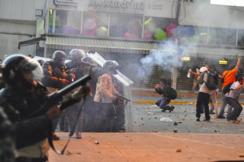 CollapseBlogs's tweet image. #Shocking Footage: #Venezuelan National Guard Truck Drives Through Crowd of Dissidents bit.ly/2pbHh5n