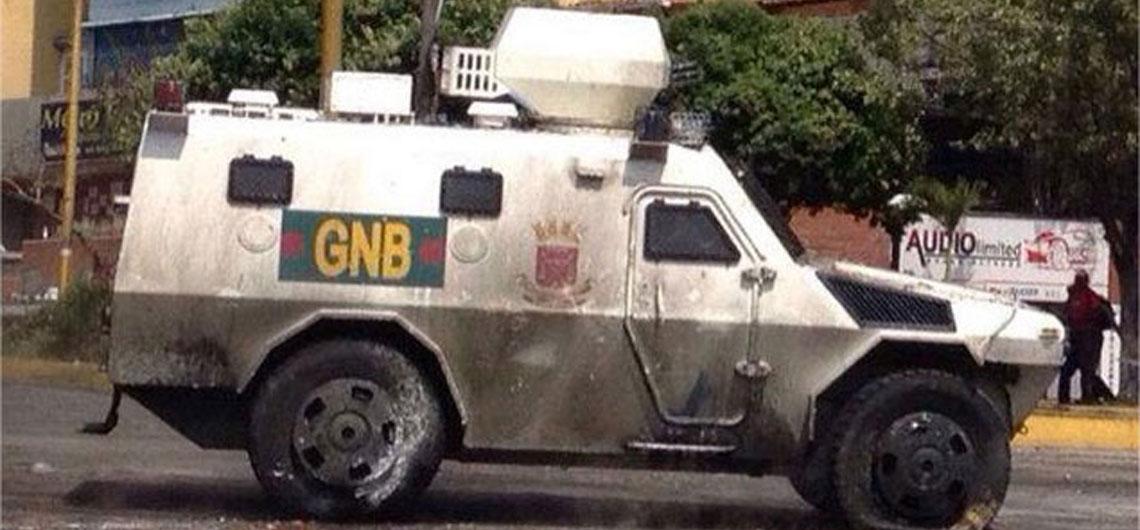 ElNacionalWeb's tweet image. #ATENCIÓN Joven arrollado por tanqueta de la GNB está en terapia intensiva bit.ly/2pENUjU