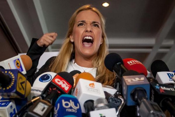 ElNacionalWeb's tweet photo. Lilian Tintori: ¿le vas a disparar a las mujeres este sábado? Vamos a salir las mujeres https://t.co/RoyZiCI5FZ  https://t.co/hxJ8JWU0Fg