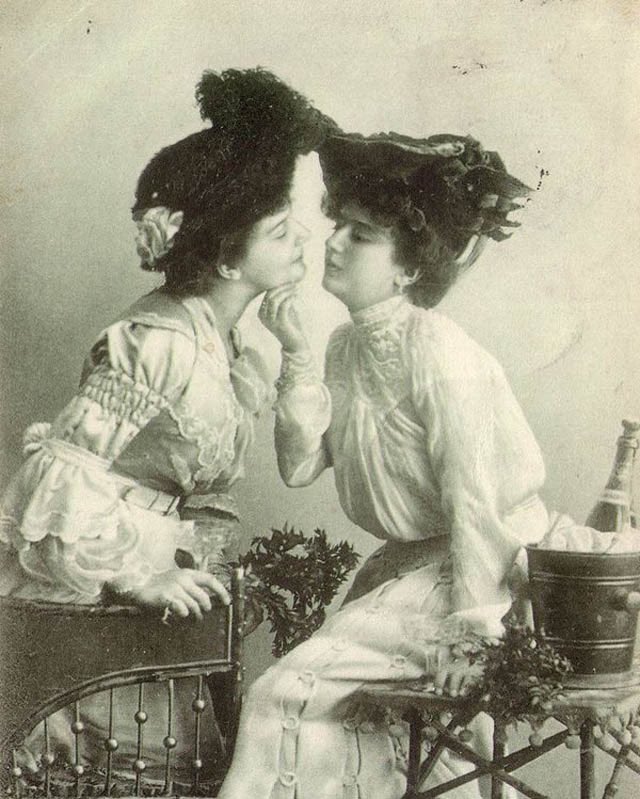 WhoresofYore's tweet photo. Lesbian love from the early twentieth century. https://t.co/r51OZmbopm