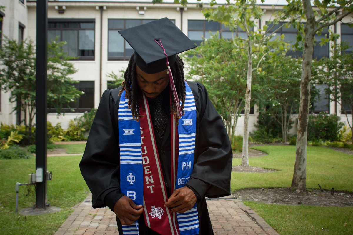 CallMeJayyFlash's tweet photo. #gradSZN 1st generation college graduate. The process was hard but the experience was well worth it. 👩🏾‍🎓 https://t.co/OKZMLcBp7r