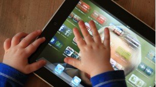 IcommunicationP's tweet photo. Letting a baby play on an iPad might lead to speech delays, study says. Are you concerned?
 #IcommunicatonP #slpeeps https://t.co/SKrIatObEY https://t.co/nyhrAcMGtg