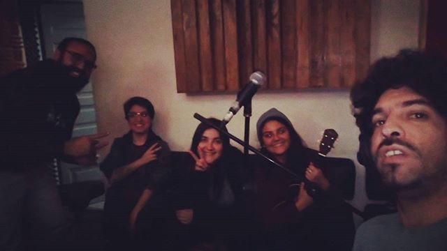 MicRadioOnline's tweet photo. Ya estamos en los estudios junto a yorkayork ! #Suenaeltimbre #Envivo #musicachilena Desde los estudios de la #MicRadio!!! https://t.co/Ox34E7pDeY