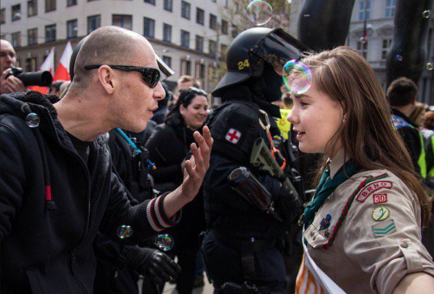Lucie, la 'girlscout' checa que plantó cara a un manifestante neonazi -  mundoscout.com/2017/lucie-la-…