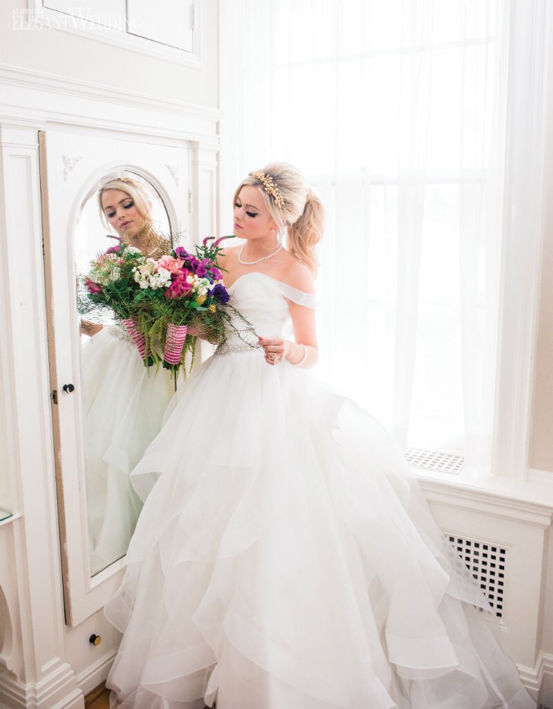 Would it be too much to say we're obsessed with everything about this picture? Nah! 💐 #TBT to this vibrant geo-glamorous shoot! #bride