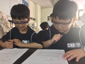 VintnerAngela's tweet photo. 4th graders visit the HS science lab to learn more about energy #4VCoolStuff201617 #AISGZ https://t.co/kX7T5zjJHX