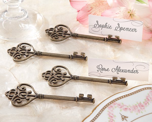 MyRusticWedding's tweet image. Old keys are a perfect motif for vintage-themed wedding: ow.ly/JpLC30bmvIg #vintagewedding #antiquekeys #placecardholders