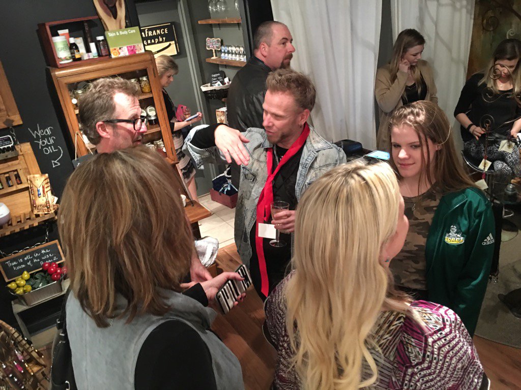 LArtisan_Art's tweet photo. .@IAmPaulLafrance and @Janna_Lafrance at the #GrandOpening! #pickering #artshop https://t.co/C3tls3eMJb