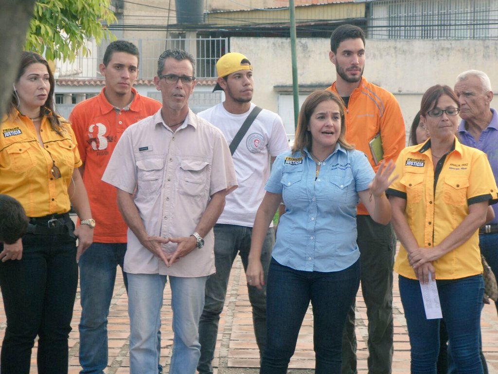 karinsalanova's tweet photo. Hoy comenzamos las Asambleas de Ciudadanos; en #Las Mercedes; para explicar el fraude que quiere meter @NicolasMaduro con la constituyente https://t.co/T93UYRGz6c
