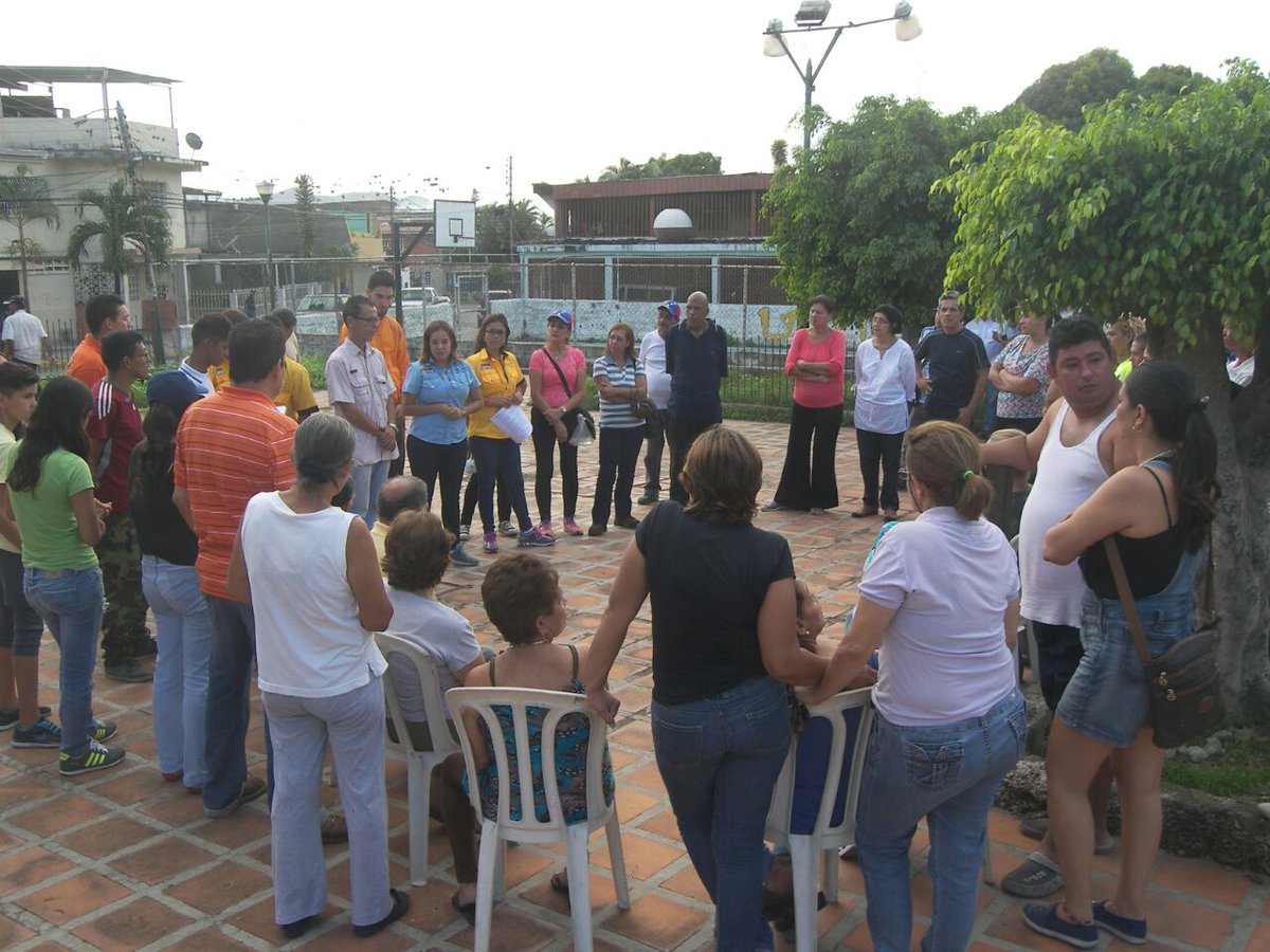 karinsalanova's tweet photo. Hoy comenzamos las Asambleas de Ciudadanos; en #Las Mercedes; para explicar el fraude que quiere meter @NicolasMaduro con la constituyente https://t.co/T93UYRGz6c