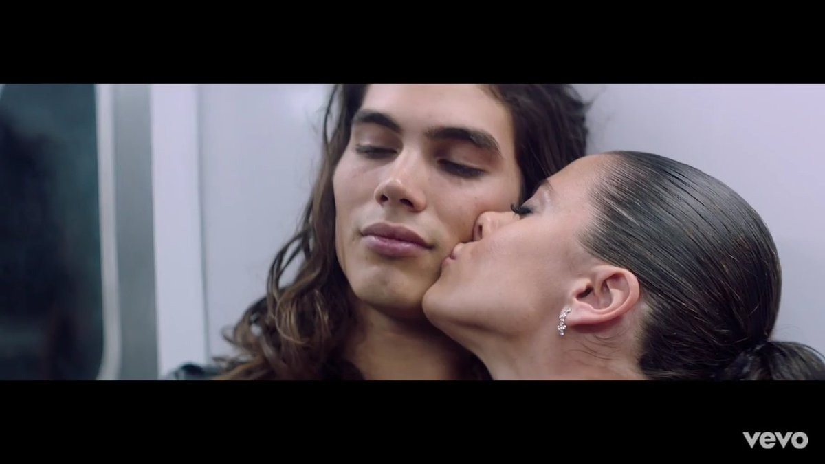 angiecm51's tweet photo. Tipazos los que pone Tini en los videoclip, hombres que complementan los vídeos💗😻😍 https://t.co/EOdZFzSQTf