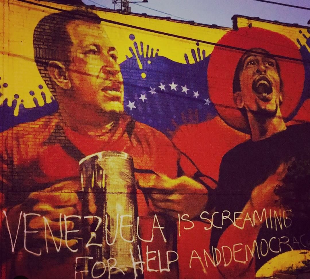 comogozoNY's tweet photo. Mural de Hugo Chávez en #NuevaYork fue rayado con un graffiti que dice "#Venezuela está gritando por ayuda". El mural está  en #ElBronx https://t.co/d5jw5VyjQy