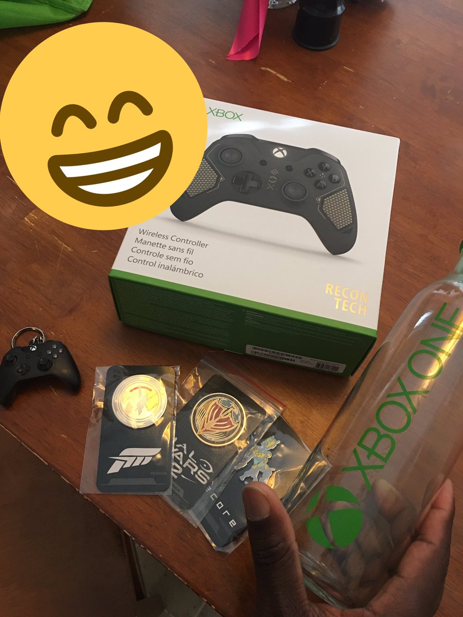 dreadheadb84's tweet image. Score! Thanks @majornelson @jeffrubenstein @lauralollipop for the cool merchandise. #winnerwinner #chickendinner #namethatgame