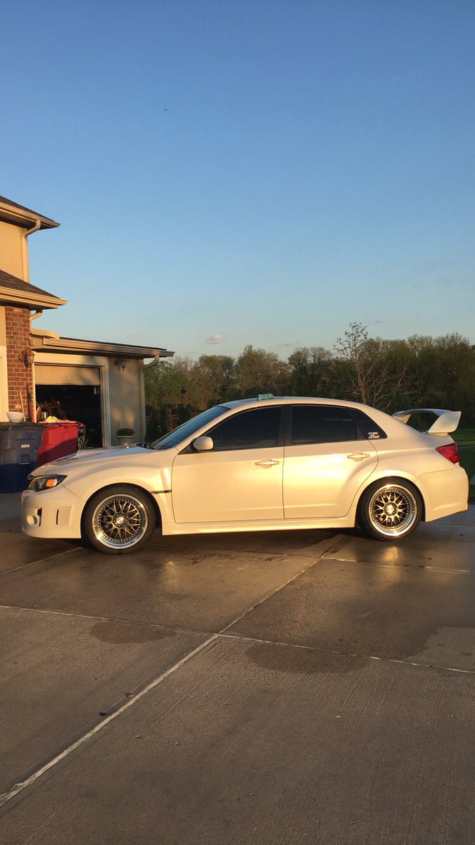 Kauzlarich43's tweet photo. Satin white pearl is a work of art I'll tell you what #scrapeyard @TunerMob https://t.co/5Z09dpFF6z