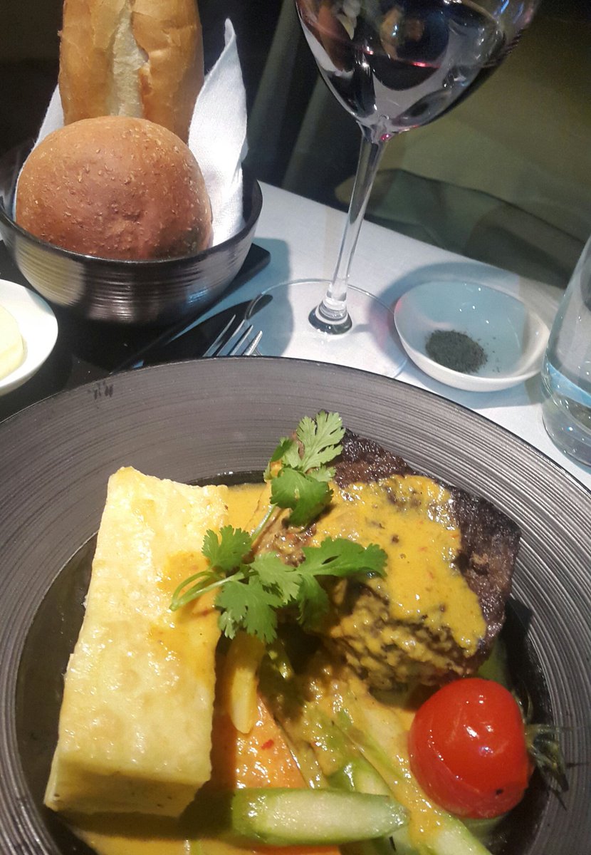PakBondan's tweet photo. Kalio daging sapinya (disajikan dgn potato - celeriac gratin) pun mak nyus. #GA89 @IndonesiaGaruda https://t.co/qISbBnKh2H