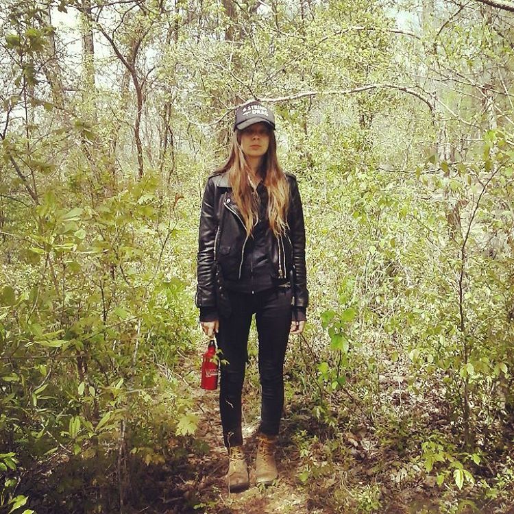 .@sarahshook is the new, radical face of country music.  thefader.com/2017/05/04/sar…