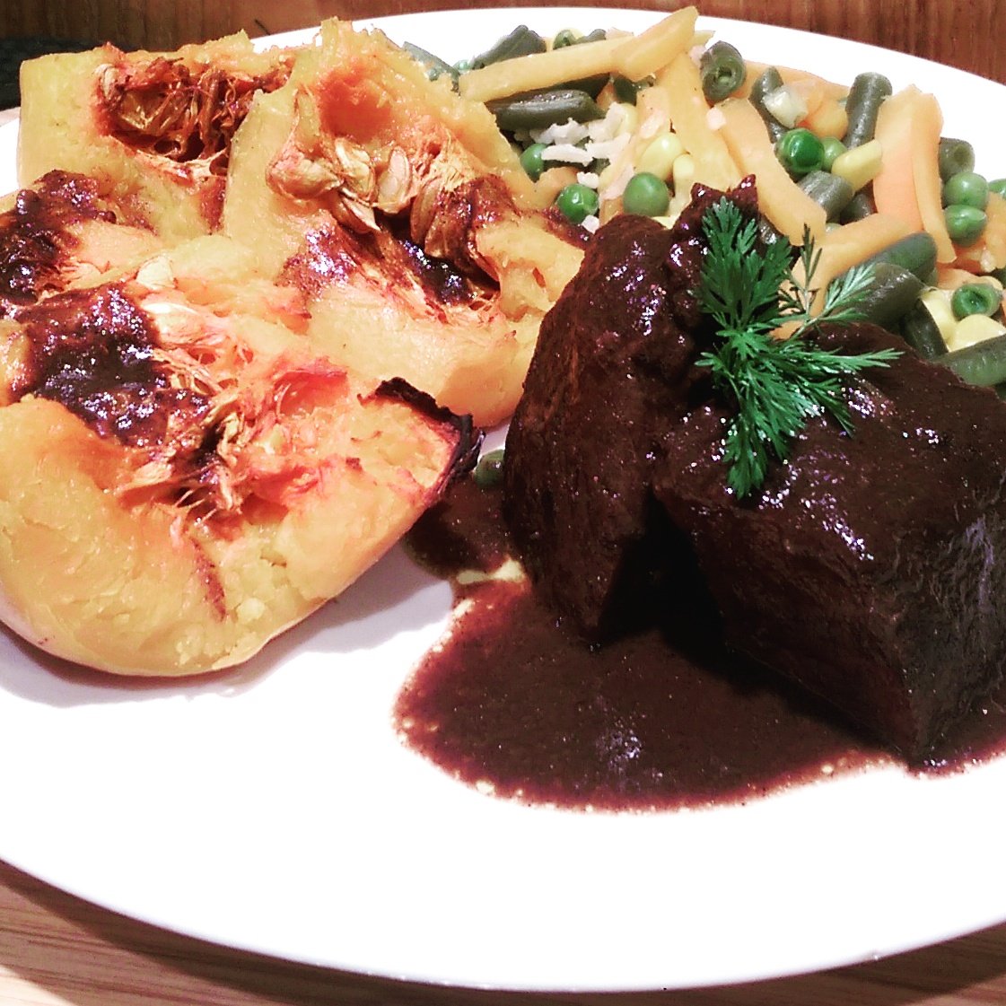 Pureforming's tweet image. Braised top round #beef🐂 w/red wine reduction, roasted #butternutsquash and mixed #veggies thanks to #mealprep. #eatclean  #pureforming