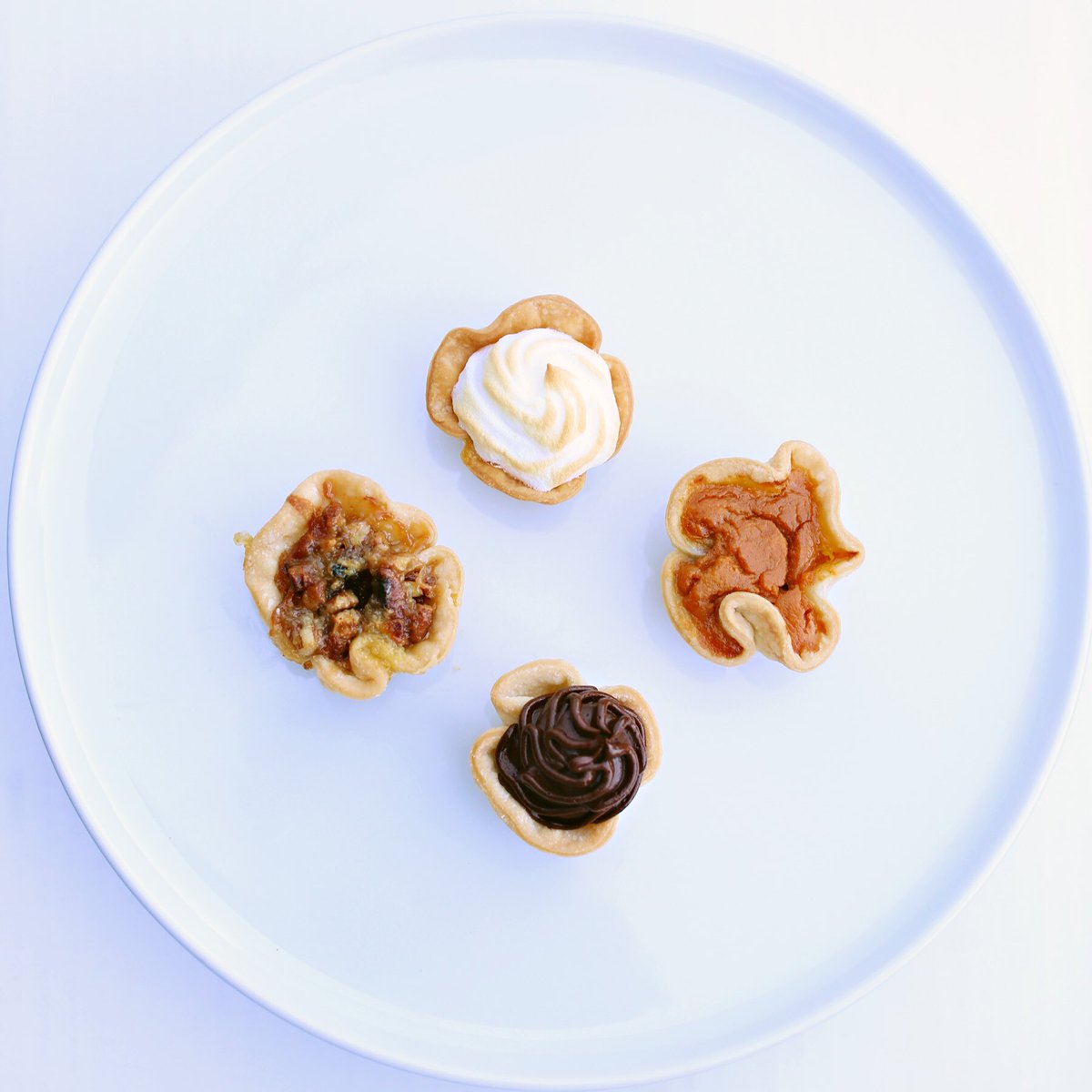 sarastipsypie's tweet image. Today&apos;s photoshoot with @makeitwithSteph. Super love them all.  #minitarts @FINNEGANS @2GINGERSwhiskey @SCV_Wines #lemon