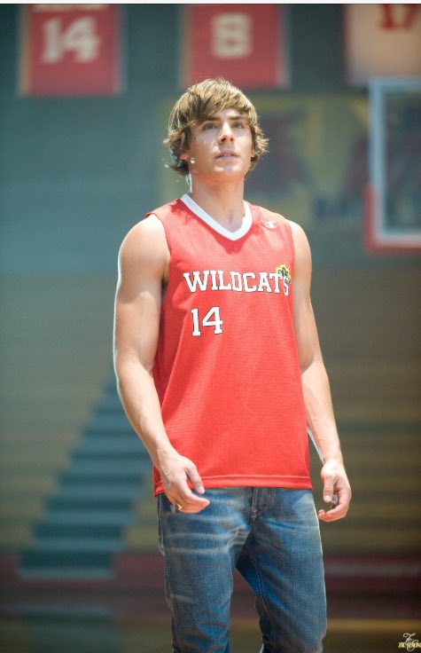 Rileygrace_00's tweet photo. happy birthday Troy Bolton, hope you had a good day 😊❤️🎉🎊🎁🎈 @sunderland_matt #BYEP!! https://t.co/wsZ5DZFNaq
