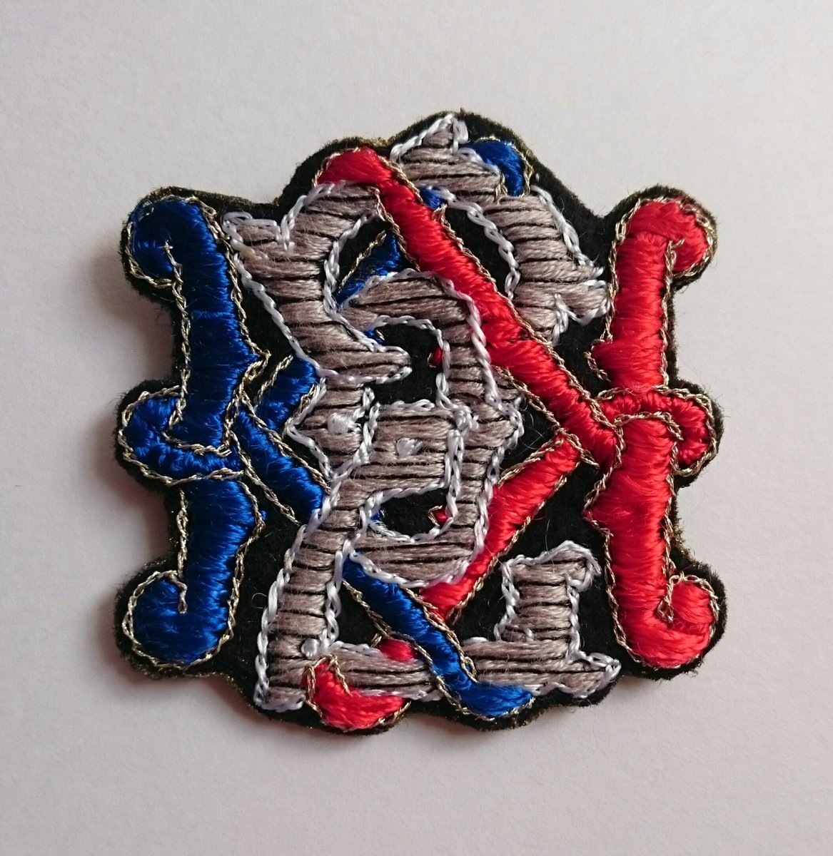 オフィねら C 手刺繍で周年ロゴのブローチを作ってみました Kinki手芸部