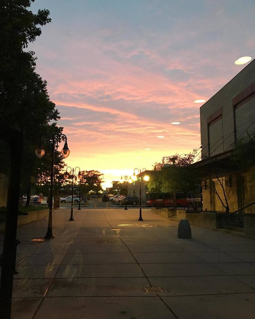 BethJStroble's tweet photo. And is that the sun? #sunset #Top150STL @stlouisbiz https://t.co/su5KW0WaLC https://t.co/YLjz9Vw4s3